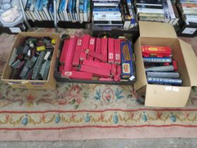 THREE BOXES OF '00 GAUGE' RAILWAY ITEMS TO INCLUDE FIVE UNBOXED TRIANG COACHES, A LARGE TRAY OF UNBO