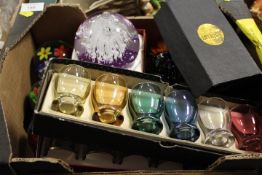 A TRAY OF ASSORTED GLASSWARE TO INCLUDE PAPERWEIGHTS