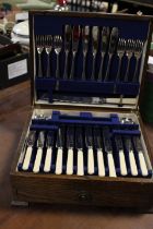 A VINTAGE OAK CASED CANTEEN OF CUTLERY (UNCHECKED)
