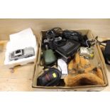A TRAY OF ASSORTED COLLECTABLES TO INCLUDE CAMERAS AND BINOCULARS