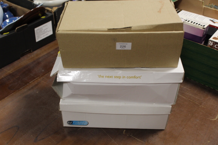 THREE BOXED PAIRS OF VINTAGE SHOES APPEAR TO BE UNWORN - Image 2 of 4