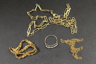 AN ASSORTMENT OF YELLOW METAL COSTUME JEWELLERY ETC TO INCLUDE A SILVER RING