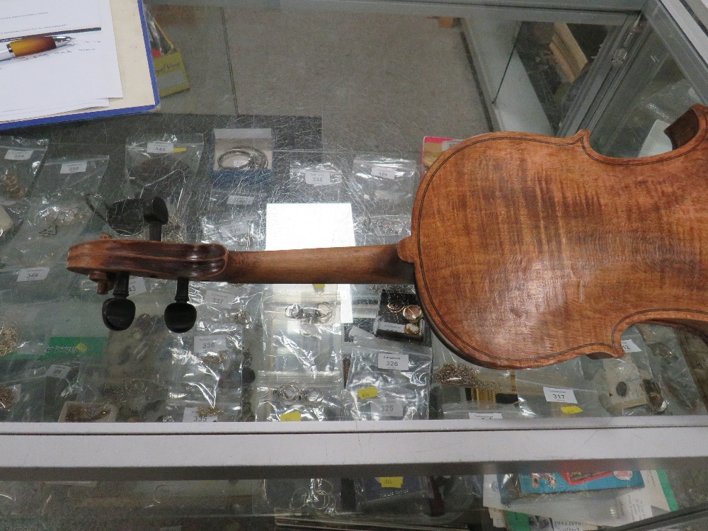 AN ANTIQUE VIOLIN WITH ONE PIECE BACK - Image 6 of 9