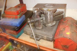 A SELECTION OF TOOLS AND TOOLBOXES WITH CONTENTS TO INCLUDE AN ENGINEERS VICE