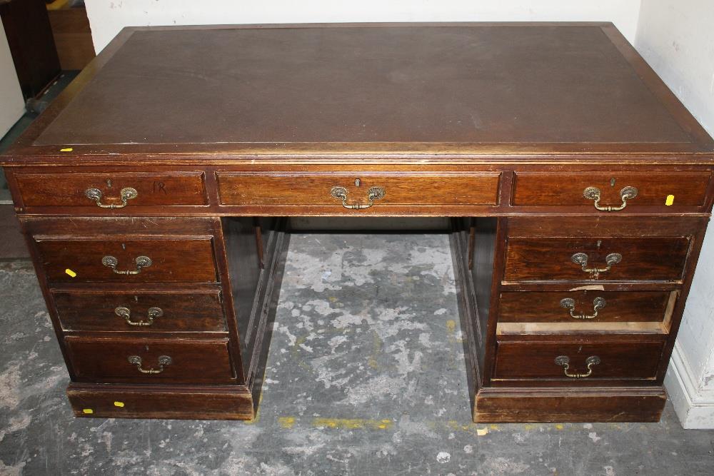 A LATE 19TH / EARLY 20TH CENTURY OAK TWIN PEDESTAL DESK, having an inset leather top above an - Image 5 of 5