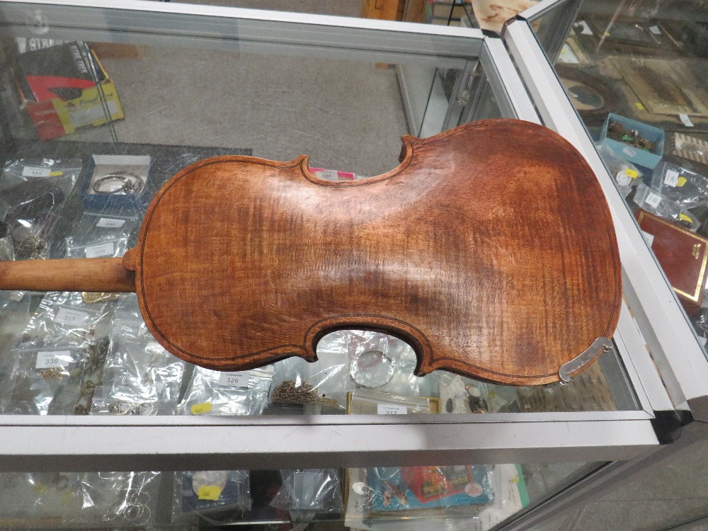 AN ANTIQUE VIOLIN WITH ONE PIECE BACK - Image 5 of 9