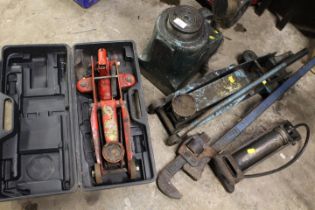 A SELECTION OF HYDRAULIC JACKS TO INCLUDE TROLLEY JACKS AND A 50 TON BOTTLE JACK