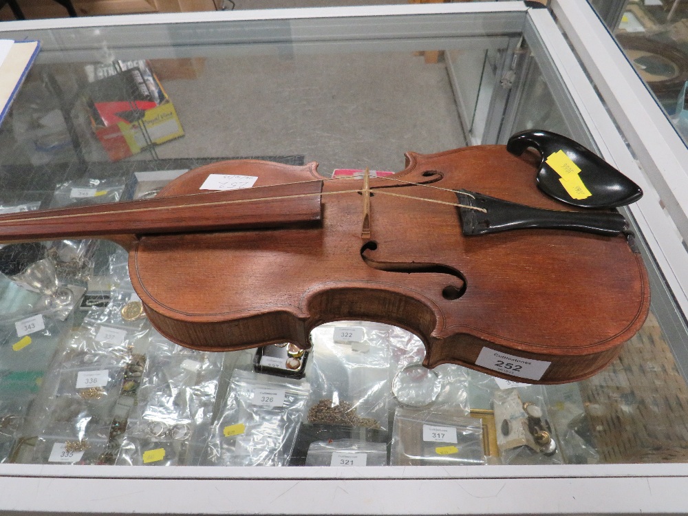 AN ANTIQUE VIOLIN WITH ONE PIECE BACK - Image 4 of 9