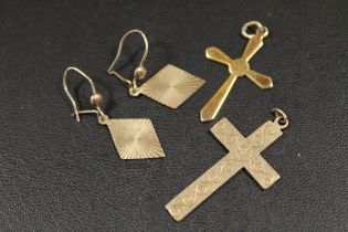 A PAIR OF 9CT DROPPER EARRINGS - APPROX WEIGHT 1.5 G, TOGETHER WITH TWO GOLD PLATED CROSSES