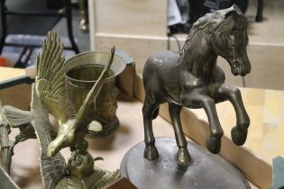 A TRAY OF BRASS AND METAL WARE TO INCLUDE MODEL OF A REARING HORSE