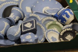 A TRAY OF WEDGWOOD BLACK & BLUE JASPERWARE TO INCLUDE TRINKETS ETC