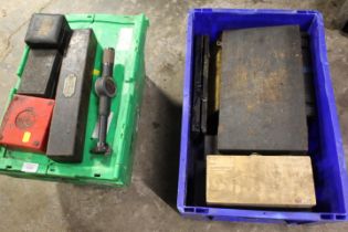 A SELECTION OF ENGINEERS MEASURING TOOLS TO INCLUDE MICROMETRES AND VERNIERS ETC