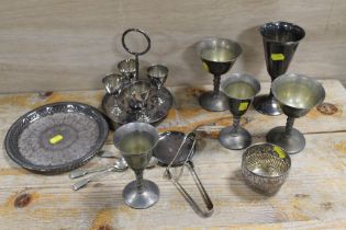 A TRAY OF ASSORTED SILVER PLATED WARE TO INCLUDE A CHROMED FOUR EGG CUP STAND