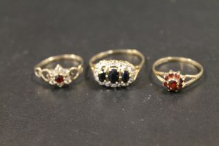 THREE ASSORTED 9CT GOLD DRESS RINGS A/F, APPROX COMBINED WEIGHT 4.7 G