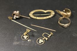 A PAIR OF 9CT SCREW BACK DROPPER EARRINGS TOGETHER WITH AN ASSORTED YELLOW METAL JEWELLERY