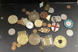 A SMALL BOX OF COLLECTABLES TO INCLUDE ENAMELS BROOCH COINS ETC