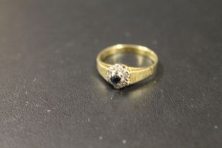 A HALLMARKED 18 CARAT GOLD SAPPHIRE AND DIAMOND RING, APPROX WEIGHT 3G