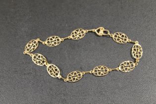 AN ORNATE 9 CARAT GOLD FILIGREE BRACELET, APPROX WEIGHT 3G