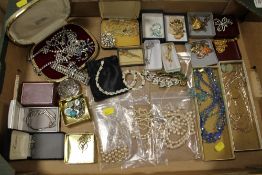 A TRAY OF ASSORTED COSTUME JEWELLERY TO INCLUDE NECKLACE . BROOCH'S ETC