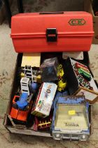 A TRAY OF COLLECTABLE TOYS TO INCLUDE TONKA TOGETHER WITH A TOOLBOX CONTAINING MECCANO