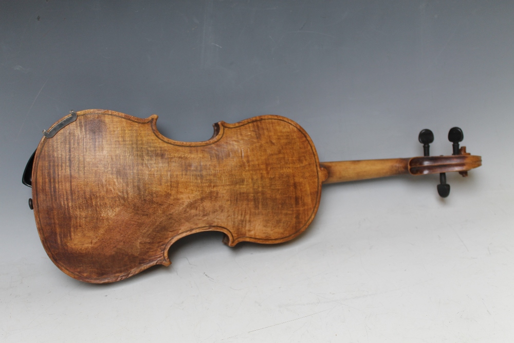 AN ANTIQUE VIOLIN WITH ONE PIECE BACK - Image 2 of 9