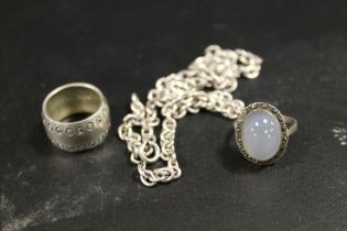 A HALLMARKED SILVER BAND TOGETHER WITH A MOONSTONE STYLE RING AND A CHAIN (3)