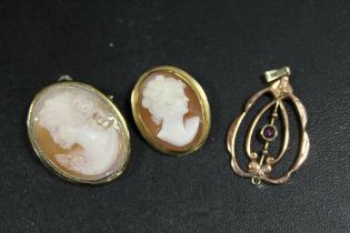 A 9CT ROSE GOLD PEDANT SET WITH A SMALL AMETHYST APPROX 1.1G TOGETHER WITH TWO CAMEO BROOCHES (3)