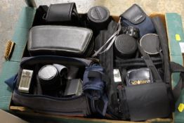 A TRAY OF COLLECTABLE CAMERA . LENSES, AND EQUIPMENT TO INCLUDE PRAKTICA BCA AND VOIGHTLANDER CANTHA