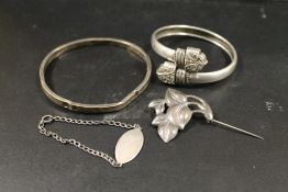 A SMALL QUANTITY OF SILVER JEWELLERY TO INCLUDE A BROOCH