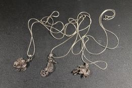A COLLECTION OF THREE SILVER 925 ARTICULATED ANIMAL PENDANTS ON CHAINS TO INC A SEAHORSE ETC
