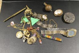 A BOX OF ASSORTED ANTIQUE AND VINTAGE JEWELLERY TO INCLUDE BROOCHES, EARRINGS ETC