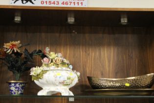 A SELECTION OF CERAMICS ETC TO INCLUDE A FLORAL DISPLAY