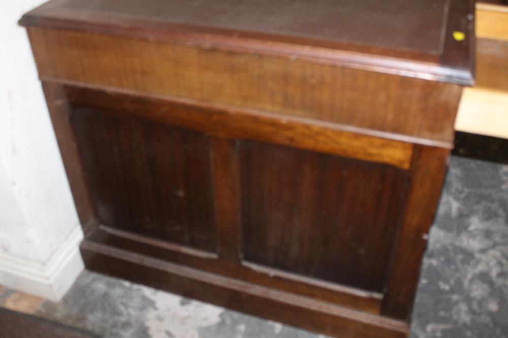 A LATE 19TH / EARLY 20TH CENTURY OAK TWIN PEDESTAL DESK, having an inset leather top above an - Image 4 of 5