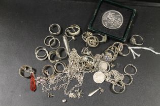 A COLLECTION OF SILVER AND WHITE METAL JEWELLERY TO INCLUDE DRESS RINGS AND A COIN