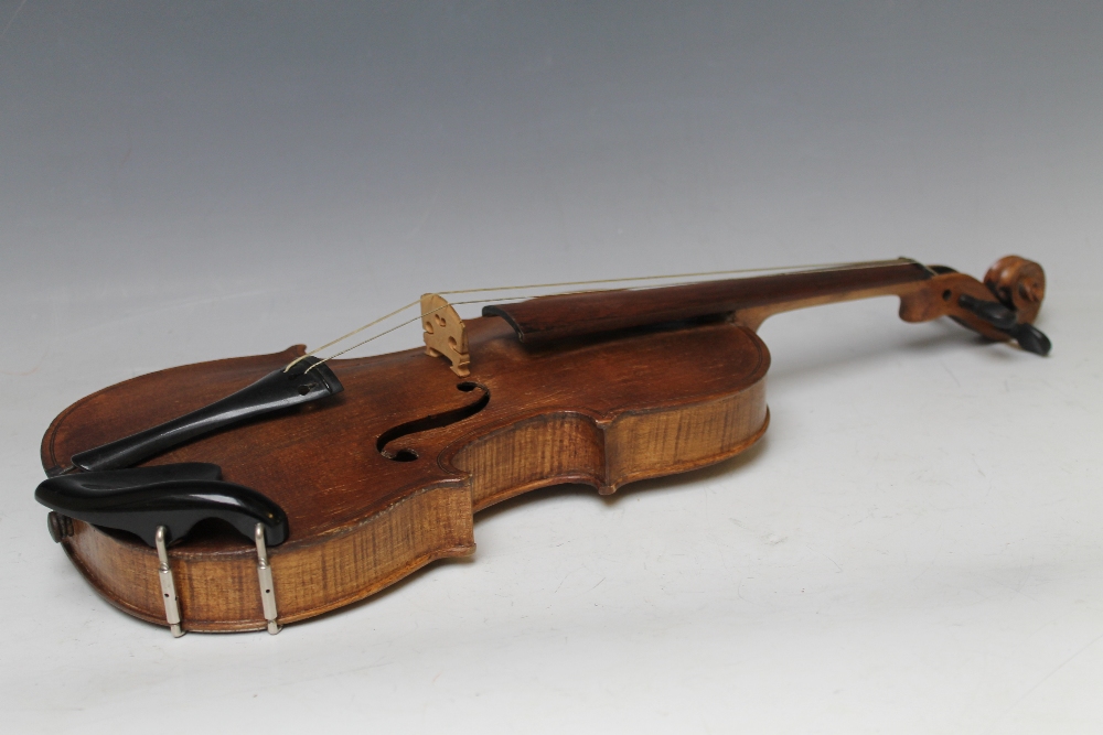 AN ANTIQUE VIOLIN WITH ONE PIECE BACK - Image 3 of 9