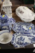 A SMALL COLLECTION OF CERAMICS TO INCLUDE BLUE/WHITE WEAR