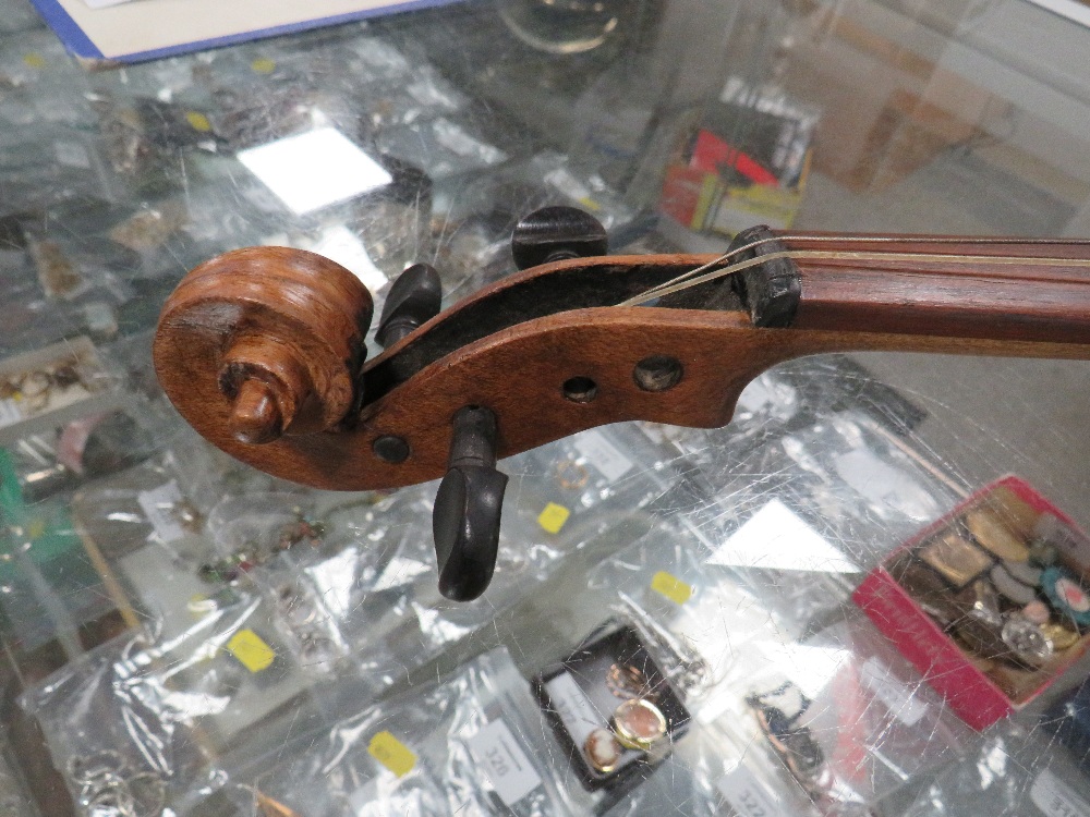 AN ANTIQUE VIOLIN WITH ONE PIECE BACK - Image 9 of 9