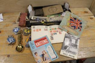 A TRAY OF COLLECTABLES TO INCLUDE VINTAGE RAC AND AA CAR BADGES, STAMPS, ETC