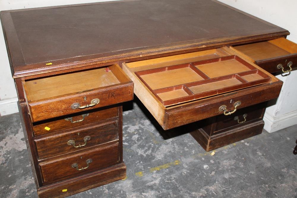 A LATE 19TH / EARLY 20TH CENTURY OAK TWIN PEDESTAL DESK, having an inset leather top above an - Image 3 of 5