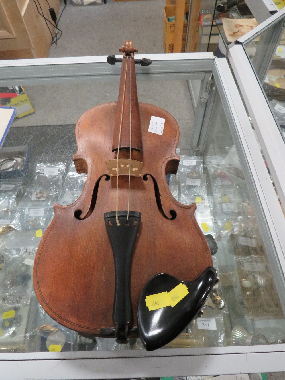 AN ANTIQUE VIOLIN WITH ONE PIECE BACK - Image 7 of 9