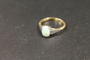 A HALLMARKED 18 CARAT GOLD OPAL RING, APPROX WEIGHT 3 G