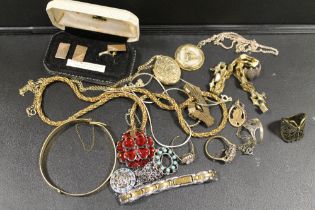 AN ASSORTMENT OF COSTUME JEWELLERY ITEMS TO INCLUDE A SET OF VINTAGE CUFFLINKS