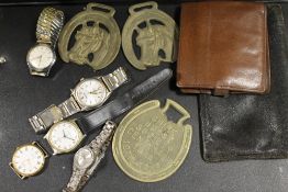 A SMALL TIN OF COLLECTABLES TO INCLUDE WRIST WATCHES