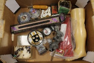 A SMALL TRAY OF COLLECTABLES