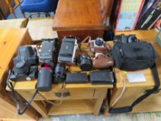TRAY OF CAMERAS / LENSES AND PHOTOGRAPHY EQUIPMENT TO INCLUDE KODAK KODETTE 32 SHUTTER CAMERA,