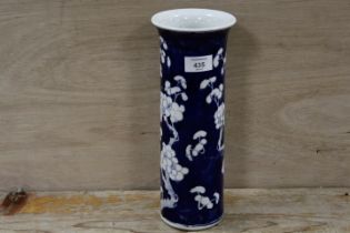 AN ORIENTAL PRUNUS PATTERN SLEEVE VASE - H 31 CM