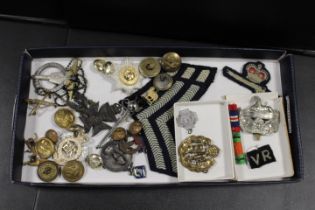 A SMALL TRAY OF MILITARY AND OTHER COLLECTABLES TO INCLUDE CLOTH BADGES AND BUTTONS