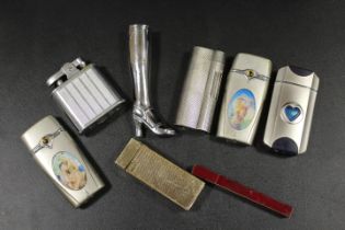 A TRAY OF VINTAGE CIGARETTE LIGHTERS TO INCLUDE A CHROME RONSON, DUNHILL AND A CHROME HIGH HEALED