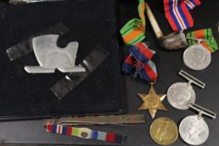 A SELECTION OF MILITARIA TO INCLUDE MEDALS AND EPHEMERA