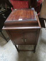 A VINTAGE OAK CASED 'MAXITONE' WIND-UP GRAMOPHONE